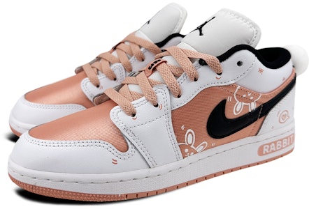 에어 조던 1 로우 '핑크 버니' (커스텀) DM8960-801(Team叁-女款AJ兔球S-BOX) Lookbook 에어 조던 1 로우 '핑크 버니' (커스텀) DM8960-801(Team叁-女款AJ兔球S-BOX)