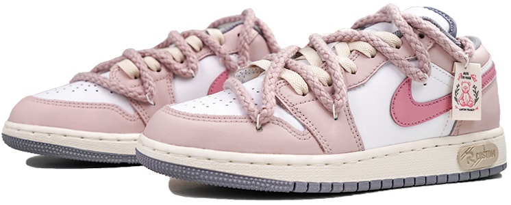 カスタムシューズ「エアジョーダン1 ロー 'リスクピンク スイートハート'」 553560-053(Team27-小熊甜心AJ) Lookbook カスタムシューズ「エアジョーダン1 ロー 'リスクピンク スイートハート'」 553560-053(Team27-小熊甜心AJ)