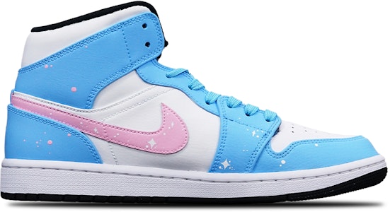 【客製化球鞋】Jordan Air Jordan 1 Mid 黑白熊貓 DJ宇航員手繪 特製鞋盒 中幫 復古籃球鞋 男女同款 粉白藍 Lookbook 【客製化球鞋】Jordan Air Jordan 1 Mid 黑白熊貓 DJ宇航員手繪 特製鞋盒 中幫 復古籃球鞋 男女同款 粉白藍