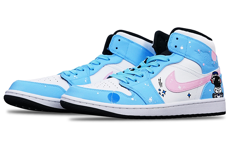 Shop 【客製化球鞋】Jordan Air Jordan 1 Mid 黑白熊貓 DJ宇航員手繪 特製鞋盒 中幫 復古籃球鞋 男女同款 粉白藍