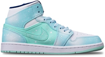 【定製球鞋】 Jordan Air Jordan 1 Mid 冰雪奇緣融雪雪花 噴繪 聖誕主題 限量鞋盒 中幫 復古籃球鞋 男款 藍白 Lookbook 【定製球鞋】 Jordan Air Jordan 1 Mid 冰雪奇緣融雪雪花 噴繪 聖誕主題 限量鞋盒 中幫 復古籃球鞋 男款 藍白