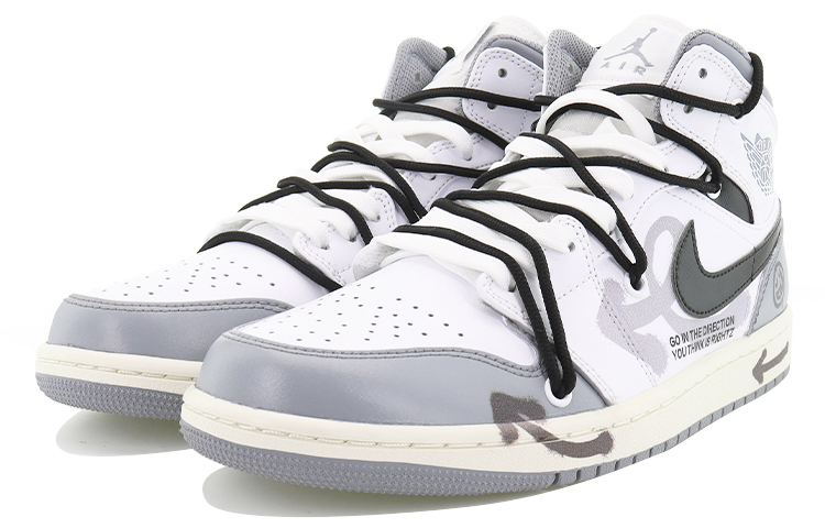 Lookbook 【訂製球鞋】 Jordan Air Jordan 1 Mid 潮流塗鴉 方向感 人生牽引 氧化中底 潮流 防滑耐磨 中幫 復古籃球鞋 男款 白灰