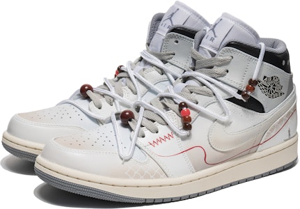 【客製球鞋】Jordan Air Jordan 1 Mid 紅線 新中式 鱗紋 特殊配飾 中筒 復古籃球鞋 男款 灰白 Lookbook 【客製球鞋】Jordan Air Jordan 1 Mid 紅線 新中式 鱗紋 特殊配飾 中筒 復古籃球鞋 男款 灰白