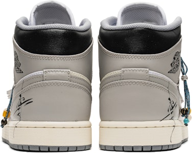 【訂製球鞋】Jordan Air Jordan 1 Mid 野鶴製造 水墨十八籽 特殊配飾 拼接麂皮 禮盒版 中筒 復古籃球鞋 男款 灰白 Lookbook 【訂製球鞋】Jordan Air Jordan 1 Mid 野鶴製造 水墨十八籽 特殊配飾 拼接麂皮 禮盒版 中筒 復古籃球鞋 男款 灰白