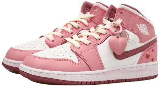 커스텀 에어 조던 1 미드 'OKHR 크림' (Custom Air Jordan 1 Mid 'OKHR Cream') DQ8423-616(Team拾玖-爱心做旧女S-BOX) Lookbook 커스텀 에어 조던 1 미드 'OKHR 크림' (Custom Air Jordan 1 Mid 'OKHR Cream') DQ8423-616(Team拾玖-爱心做旧女S-BOX)