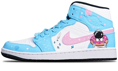 【訂製球鞋】Jordan Air Jordan 1 Mid 黑白熊貓 甜甜圈宇航員手繪 特殊鞋盒 中幫 復古籃球鞋 男款 藍粉白 Order 【訂製球鞋】Jordan Air Jordan 1 Mid 黑白熊貓 甜甜圈宇航員手繪 特殊鞋盒 中幫 復古籃球鞋 男款 藍粉白