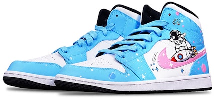 【定製球鞋】Jordan Air Jordan 1 Mid 黑白熊貓 火箭宇航員手繪 限量特殊鞋盒 中幫 復古籃球鞋 GS 藍粉白 Shop 【定製球鞋】Jordan Air Jordan 1 Mid 黑白熊貓 火箭宇航員手繪 限量特殊鞋盒 中幫 復古籃球鞋 GS 藍粉白