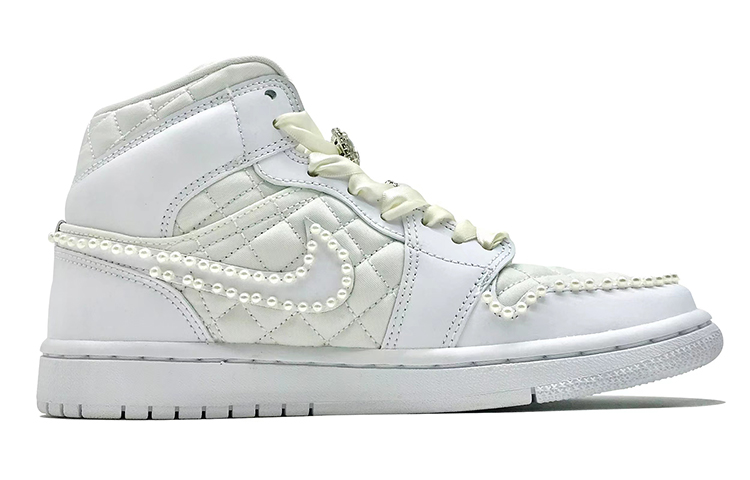 Order [Kasut Tersuai] Air Jordan 1 Mid 'Quilted White Christmas' DB6078-100（TeamD-圣诞节主题男女款格珍珠）