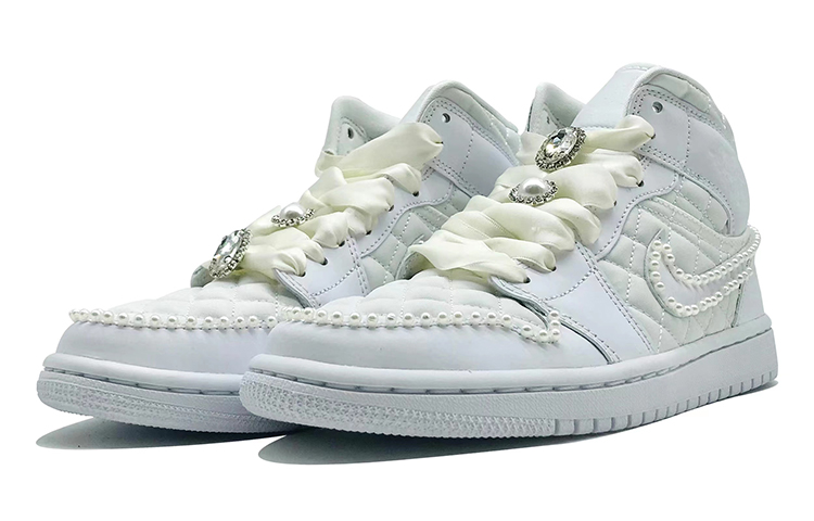 Lookbook [Kasut Tersuai] Air Jordan 1 Mid 'Quilted White Christmas' DB6078-100（TeamD-圣诞节主题男女款格珍珠）