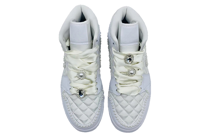 Shop [Kasut Tersuai] Air Jordan 1 Mid 'Quilted White Christmas' DB6078-100（TeamD-圣诞节主题男女款格珍珠）