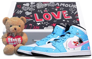 【定制球鞋】Jordan Air Jordan 1 Mid 超人宇航員手繪 聖誕主題 限量特殊鞋盒 中幫 復古籃球鞋 GS 藍粉白 Buy 【定制球鞋】Jordan Air Jordan 1 Mid 超人宇航員手繪 聖誕主題 限量特殊鞋盒 中幫 復古籃球鞋 GS 藍粉白