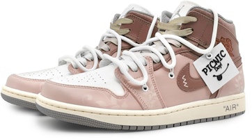 【訂製籃球鞋】喬丹 Air Jordan 1 Mid 牆外粉杏 底紋暗花 刺繡標籤 可拆式 中式復古 中筒 復古籃球鞋 男款 肉桂粉 Lookbook 【訂製籃球鞋】喬丹 Air Jordan 1 Mid 牆外粉杏 底紋暗花 刺繡標籤 可拆式 中式復古 中筒 復古籃球鞋 男款 肉桂粉