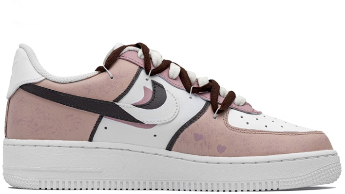 【訂製球鞋】 Nike Air Force 1 Low 街頭復古解構愛心 低筒 板鞋 男款 棕粉 Lookbook 【訂製球鞋】 Nike Air Force 1 Low 街頭復古解構愛心 低筒 板鞋 男款 棕粉