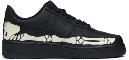 【客製球鞋】Nike Air Force 1 Low 空軍一號 萬聖節主題 骷髏骨頭 噴繪 低幫 板鞋 男女同款 黑色 Order 【客製球鞋】Nike Air Force 1 Low 空軍一號 萬聖節主題 骷髏骨頭 噴繪 低幫 板鞋 男女同款 黑色