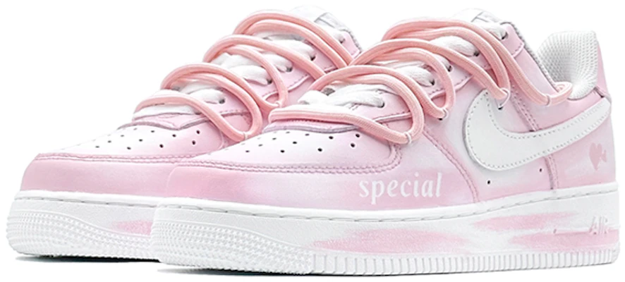 【客製化球鞋】 Nike Air Force 1 Low 空軍一號 "特別的你" 特別鞋盒 經典休閒 低筒 耐吉男款 粉白色 Lookbook 【客製化球鞋】 Nike Air Force 1 Low 空軍一號 "特別的你" 特別鞋盒 經典休閒 低筒 耐吉男款 粉白色