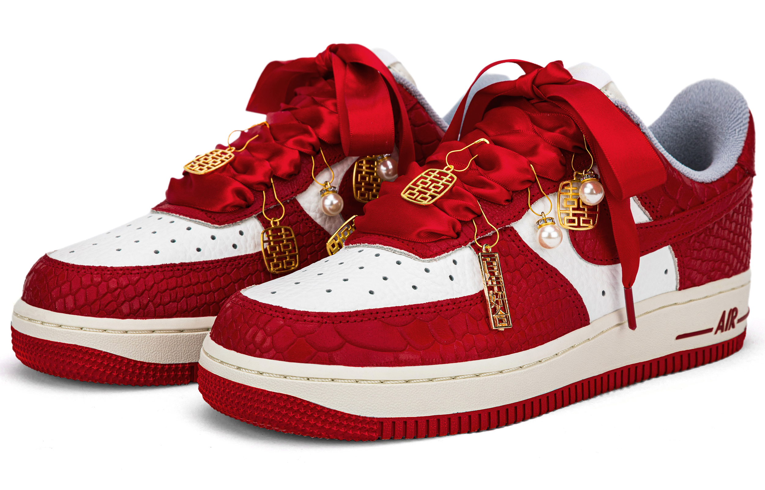Shop 【訂製球鞋】Nike Air Force 1 秀禾婚鞋 百年好合 龍鱗紋 手繪 絲綢 喜慶百搭 低筒 板鞋 男女同款 白紅