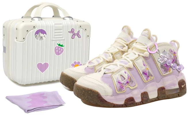 【客製化球鞋】 Nike Air More Uptempo OKHR 熏衣草蝴蝶結掛飾做舊 中筒 復古籃球鞋 GS 黃紫色 Buy 【客製化球鞋】 Nike Air More Uptempo OKHR 熏衣草蝴蝶結掛飾做舊 中筒 復古籃球鞋 GS 黃紫色