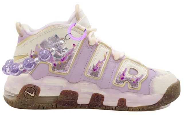 【客製化球鞋】 Nike Air More Uptempo OKHR 熏衣草蝴蝶結掛飾做舊 中筒 復古籃球鞋 GS 黃紫色 Lookbook 【客製化球鞋】 Nike Air More Uptempo OKHR 熏衣草蝴蝶結掛飾做舊 中筒 復古籃球鞋 GS 黃紫色