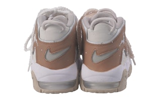 【カスタムシューズ】ナイキ エア モア アップテンポ「スノーイージンジャーブレッドハウス」 DM1023-001(Team33-雪夜姜饼屋女款) Shop 【カスタムシューズ】ナイキ エア モア アップテンポ「スノーイージンジャーブレッドハウス」 DM1023-001(Team33-雪夜姜饼屋女款)