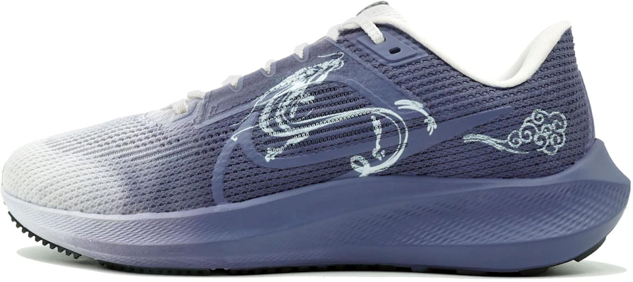 【客製運動鞋】Nike Air Zoom Pegasus 40 龍翔禮盒萬花弄鳳翥國風漸變塗鴉潑墨潮流運動防滑抗磨 低筒 休閒跑鞋 男款 白紫色 Order 【客製運動鞋】Nike Air Zoom Pegasus 40 龍翔禮盒萬花弄鳳翥國風漸變塗鴉潑墨潮流運動防滑抗磨 低筒 休閒跑鞋 男款 白紫色