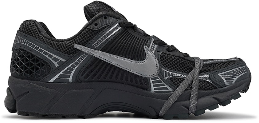 【訂製球鞋】 Nike Air Zoom Vomero 5 莓刻 銀黑廢土 廢土風 校園穿搭 低筒 跑步鞋 男款 黑銀 Lookbook 【訂製球鞋】 Nike Air Zoom Vomero 5 莓刻 銀黑廢土 廢土風 校園穿搭 低筒 跑步鞋 男款 黑銀