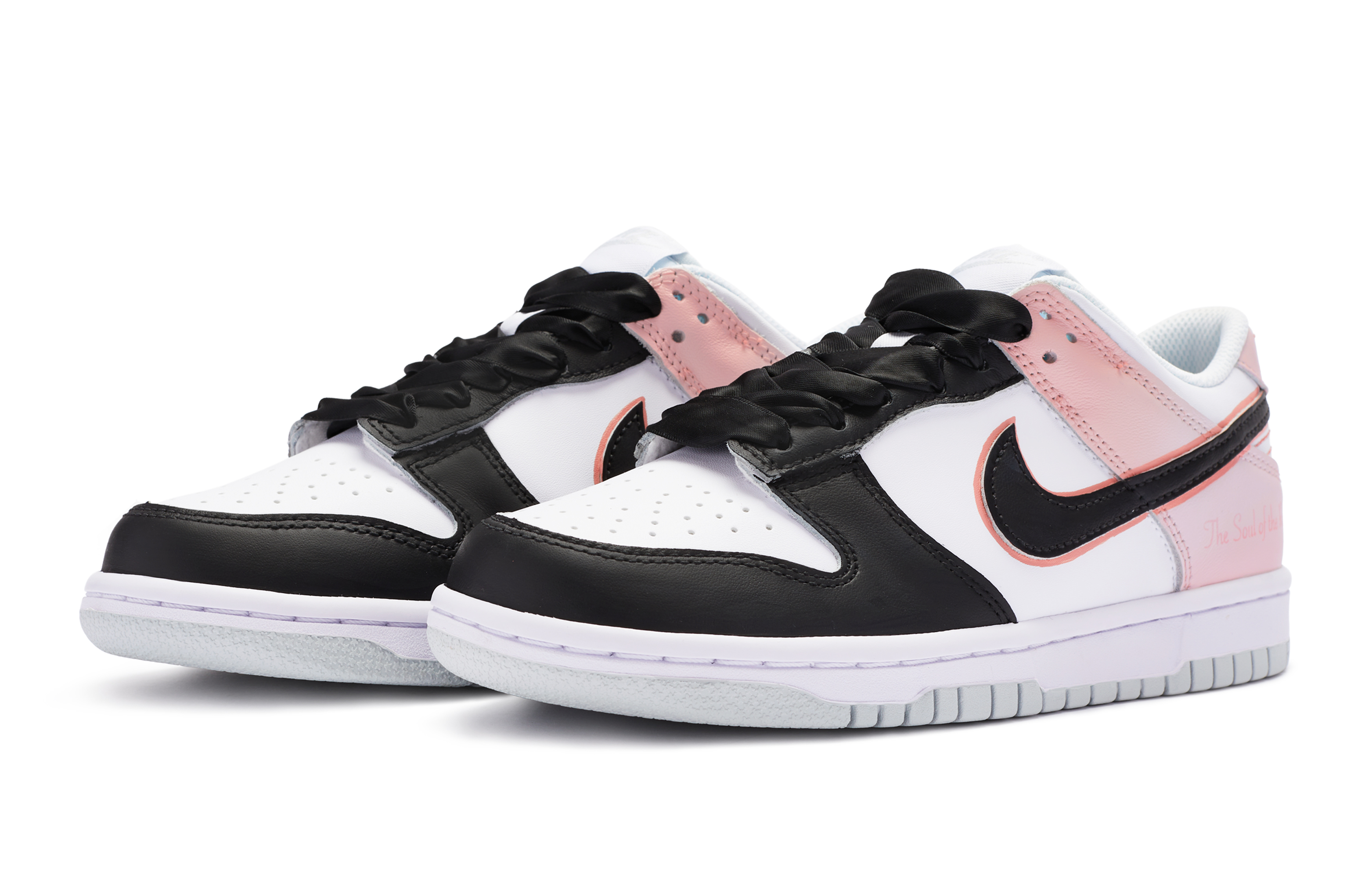 Lookbook [Sepatu Custom] Nike BIGNIU x Dunk Low 'Renaissance Hitam/Merah Muda/Putih' DH9765-102(TeamR-女款粉墨)