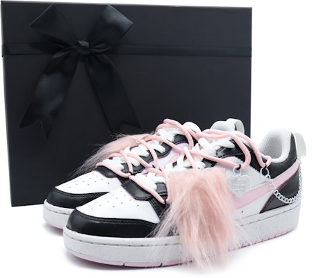 【訂製球鞋】 Nike Court Borough 甜美 Y2K 禮盒 愛心 金屬掛飾 解構 甜酷 舒適潮流 休閒百搭 低筒 板鞋 GS 黑粉色 Buy 【訂製球鞋】 Nike Court Borough 甜美 Y2K 禮盒 愛心 金屬掛飾 解構 甜酷 舒適潮流 休閒百搭 低筒 板鞋 GS 黑粉色