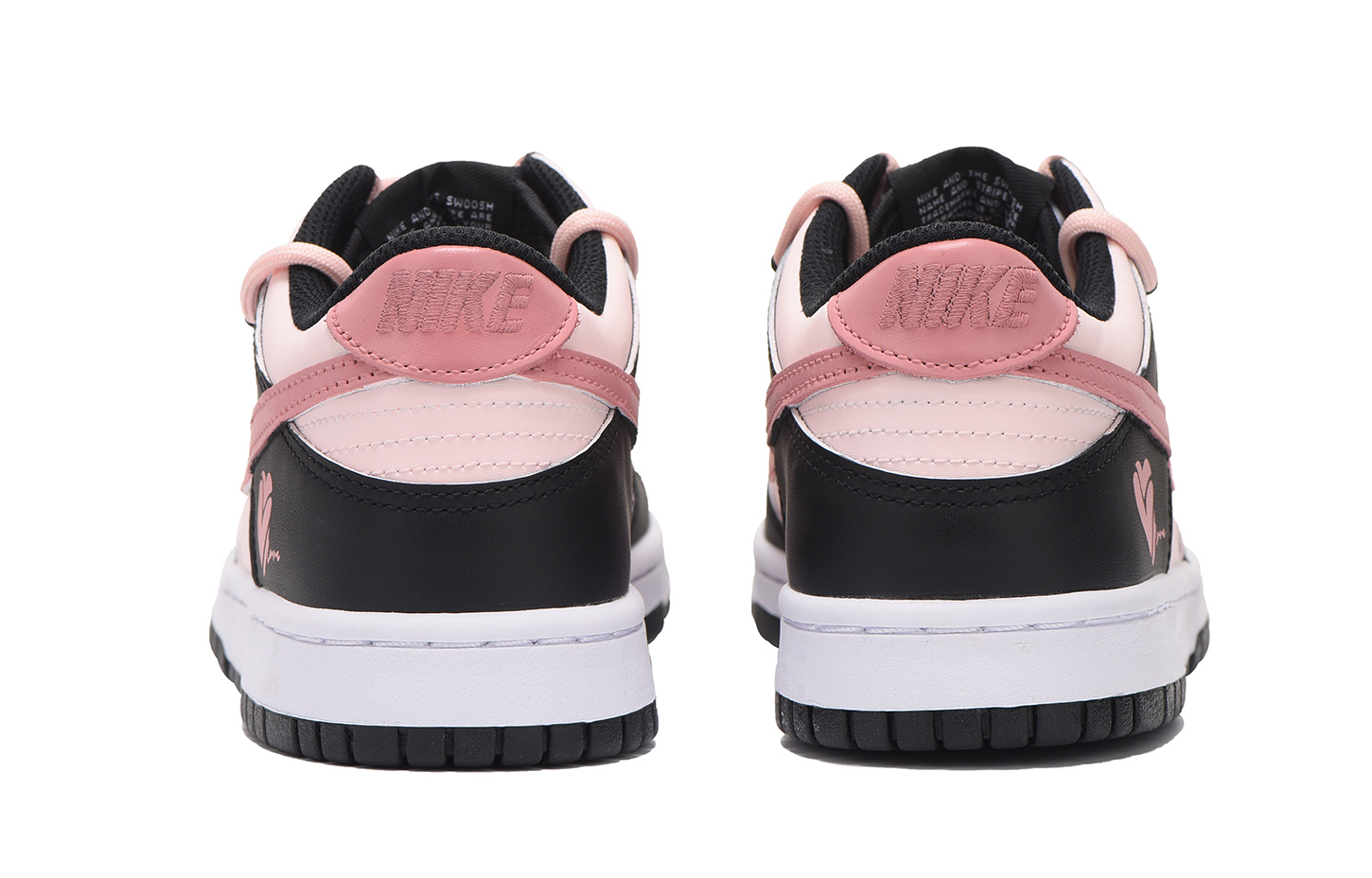 Shop カスタムシューズ - ナイキ ダンク ロー「ブラックピンク デコンストラクテッド ハート」 CW1590-100(Team拾伍-女款粉爱心六)