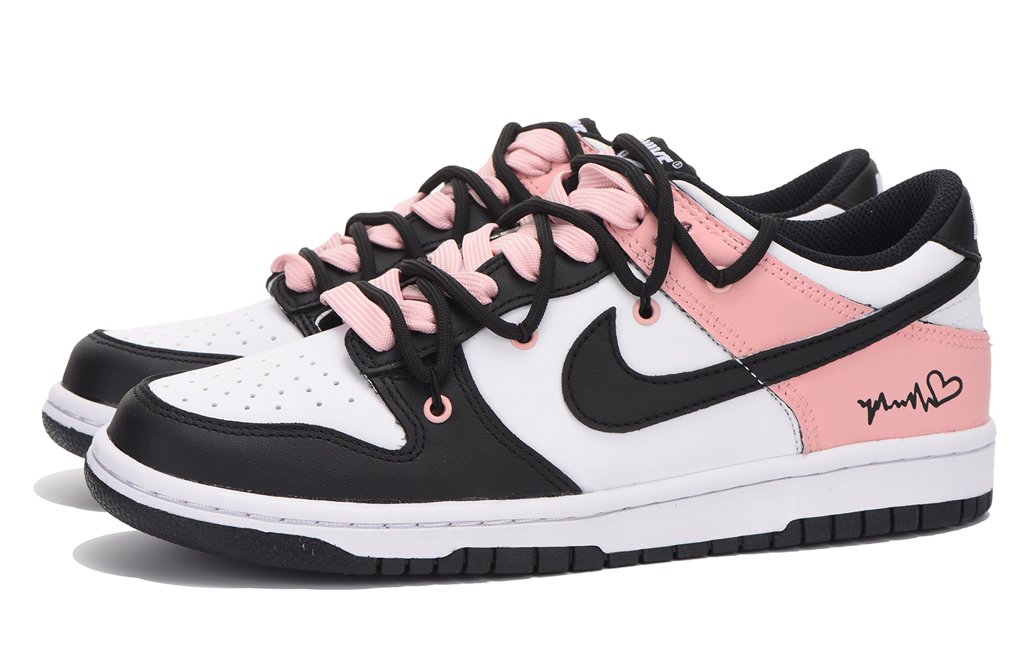 Lookbook 나이키 덩크 로우 '블랙 핑크 하트 디컨스트럭티드' (커스텀) CW1590-100(Team59-女款黑粉爱心六)