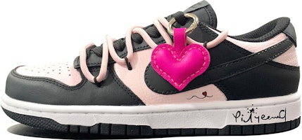 나이키 덩크 로우 '블랙핑크 러브 팬던트' (커스텀) DH9765-002(TeamD-GS款爱心吊坠) Buy 나이키 덩크 로우 '블랙핑크 러브 팬던트' (커스텀) DH9765-002(TeamD-GS款爱心吊坠)