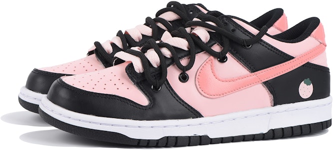 나이키 덩크 로우 '블랙 스트로베리' (커스텀) CW1590-100(Team32-女款甜心草莓) Lookbook 나이키 덩크 로우 '블랙 스트로베리' (커스텀) CW1590-100(Team32-女款甜心草莓)