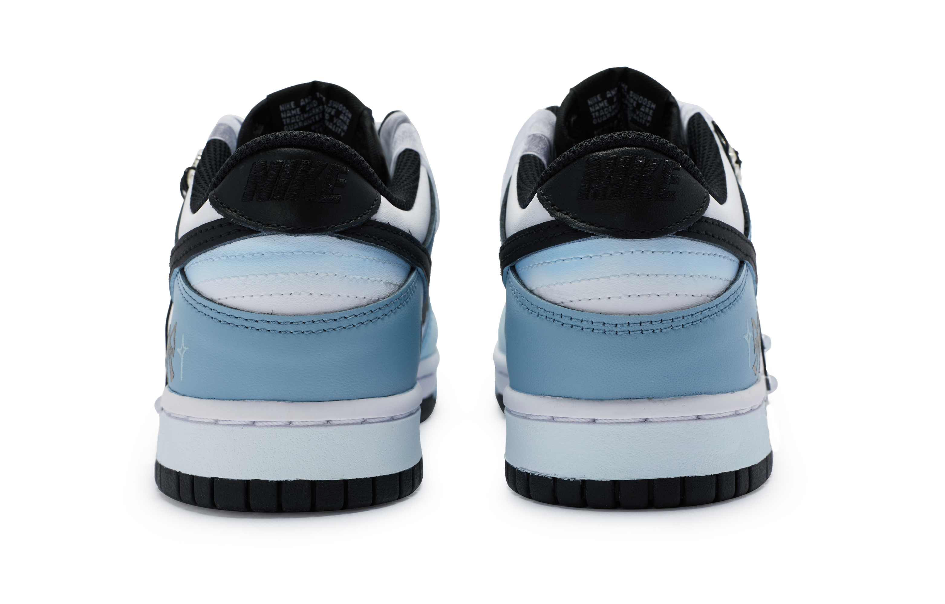 Shop 나이키 덩크 로우 '블루화이트 블랙 보우 디컨' CW1590-100-444096