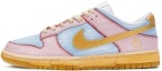 Buy Zapatillas Nike Dunk Low 'Burbuja Rosa Suave Azul Oro Pintadas a Mano' DV0833-100(TeamR-男款泡泡糖)
