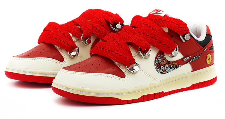 【定製球鞋】Nike Dunk Low Vibe風做舊 解構鞋帶 CNY虎年限定 3D燙印浮雕 中國風元寶 低幫 板鞋 男款 白紅 Lookbook 【定製球鞋】Nike Dunk Low Vibe風做舊 解構鞋帶 CNY虎年限定 3D燙印浮雕 中國風元寶 低幫 板鞋 男款 白紅