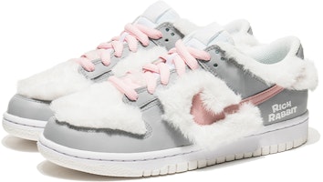ナイキ ダンク LOW "卯年 グレーホワイト" (カスタム) DH9765-100(TeamB-女款新年毛绒兔) Lookbook ナイキ ダンク LOW "卯年 グレーホワイト" (カスタム) DH9765-100(TeamB-女款新年毛绒兔)