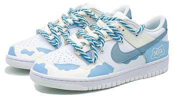 ナイキ ダンク ロー‘カウプリント ミルクブルー’ カスタムシューズ DH9765-100(Team27-女款新鲜牛乳奶蓝白) Lookbook ナイキ ダンク ロー‘カウプリント ミルクブルー’ カスタムシューズ DH9765-100(Team27-女款新鲜牛乳奶蓝白)