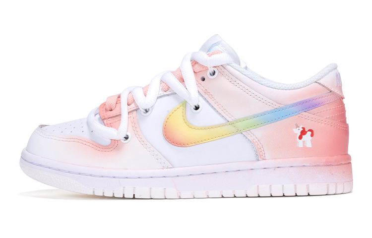 Buy カスタム ダンク ロー "レインボー手描き" (Kasutamu Danku Rō "Reinbō Tegaki") DH9765-100(TeamR-女款彩虹白粉SBOX)