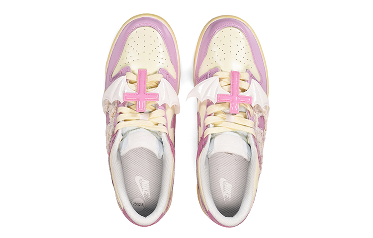 Shop 나이키 덩크 로우 '퍼플베이지 깃털 크로스' (커스텀) DH9765-100(TeamE-女款羽毛十字架紫色)