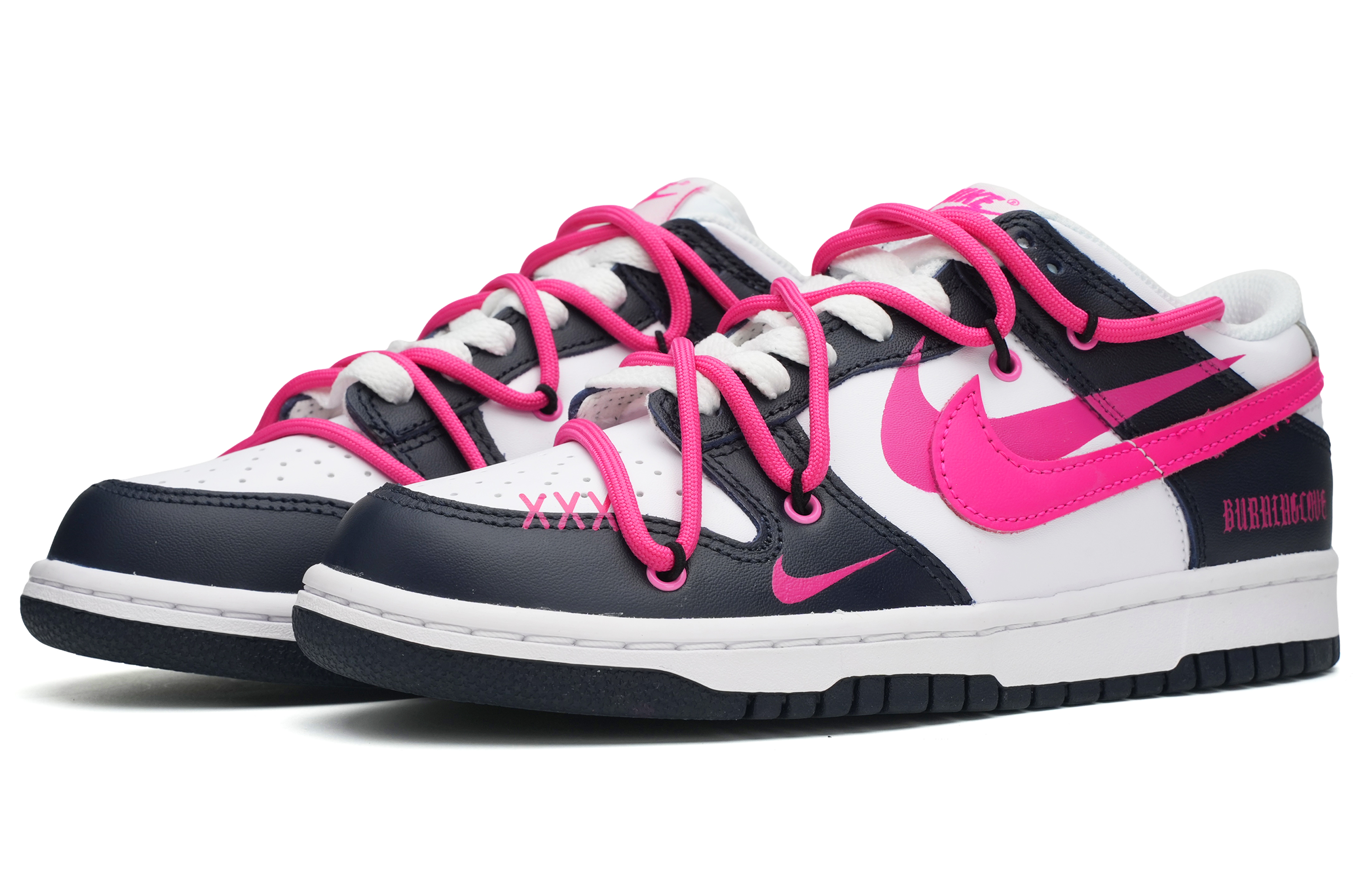 Shop [Zapatos Personalizados] Nike Dunk Low 'Gothic Swoosh Blanco Negro Rosa' FB9109-401(Team35-活力三钩)
