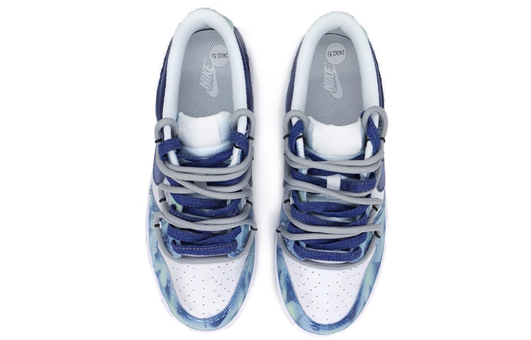 Shop Nike ダンク ロー "グレーフォグ デコン レトロデニム グラフィティ" DH9765-100(TeamR-女款水洗丹宁喷绘蓝白)