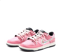 나이키 덩크 로우 '집시 로즈' (커스텀) DJ6188-002(Team17-男款GP吉普赛玫瑰) Lookbook 나이키 덩크 로우 '집시 로즈' (커스텀) DJ6188-002(Team17-男款GP吉普赛玫瑰)