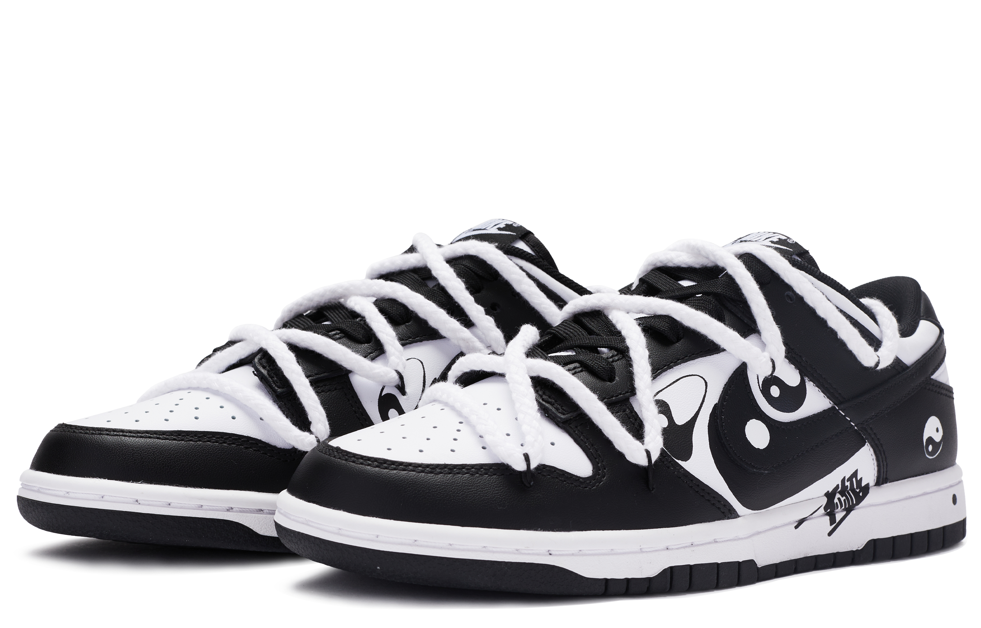 Shop [カスタムシューズ] ナイキ ダンク ロー 'ホットブラッド - 手描きブラックホワイト' DD1391-100(TeamR-男款太极灌篮S-BOX)