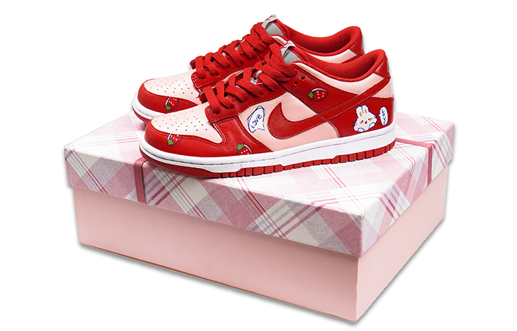 Buy [Kasut Custom] Nike Dunk Rendah 'Kelabu Sederhana Strawberry Bunny & Bear' CW1590-002(TeamP-女款草莓兔草莓熊粉红色)