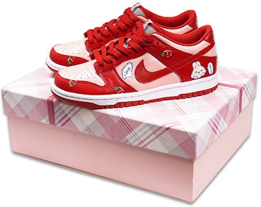 【定製球鞋】Nike Dunk Low “Medium Grey“噴繪 特殊鞋盒 草莓兔 草莓熊 可愛風 低筒 板鞋 GS 粉紅色 Buy 【定製球鞋】Nike Dunk Low “Medium Grey“噴繪 特殊鞋盒 草莓兔 草莓熊 可愛風 低筒 板鞋 GS 粉紅色