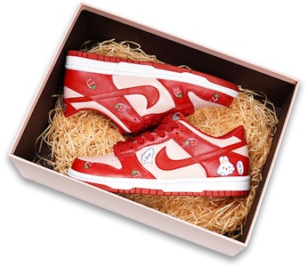 【定製球鞋】Nike Dunk Low “Medium Grey“噴繪 特殊鞋盒 草莓兔 草莓熊 可愛風 低筒 板鞋 GS 粉紅色 Order 【定製球鞋】Nike Dunk Low “Medium Grey“噴繪 特殊鞋盒 草莓兔 草莓熊 可愛風 低筒 板鞋 GS 粉紅色