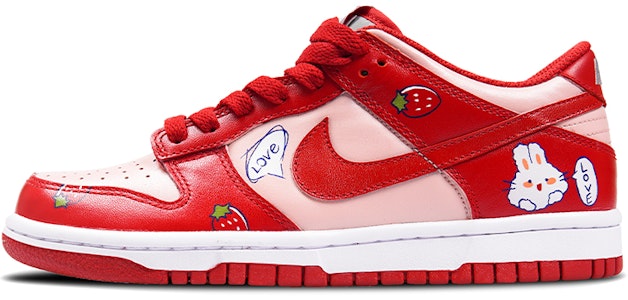 【定製球鞋】Nike Dunk Low “Medium Grey“噴繪 特殊鞋盒 草莓兔 草莓熊 可愛風 低筒 板鞋 GS 粉紅色 Lookbook 【定製球鞋】Nike Dunk Low “Medium Grey“噴繪 特殊鞋盒 草莓兔 草莓熊 可愛風 低筒 板鞋 GS 粉紅色