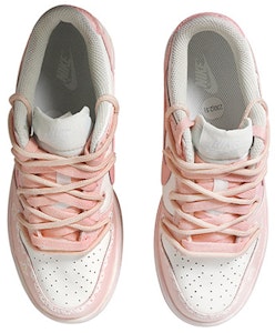 나이키 덩크 로우 '멜로디 해체 핑크-화이트' (커스텀) DH9765-100(Team拾玖-美乐蒂女S-BOX) Shop 나이키 덩크 로우 '멜로디 해체 핑크-화이트' (커스텀) DH9765-100(Team拾玖-美乐蒂女S-BOX)