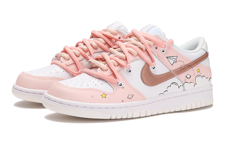Lookbook [Kasut Tersuai] Nike Dunk Low 'Kapal Kertas Bintang' DH9765-100(TeamThree-女款纸飞机粉白)