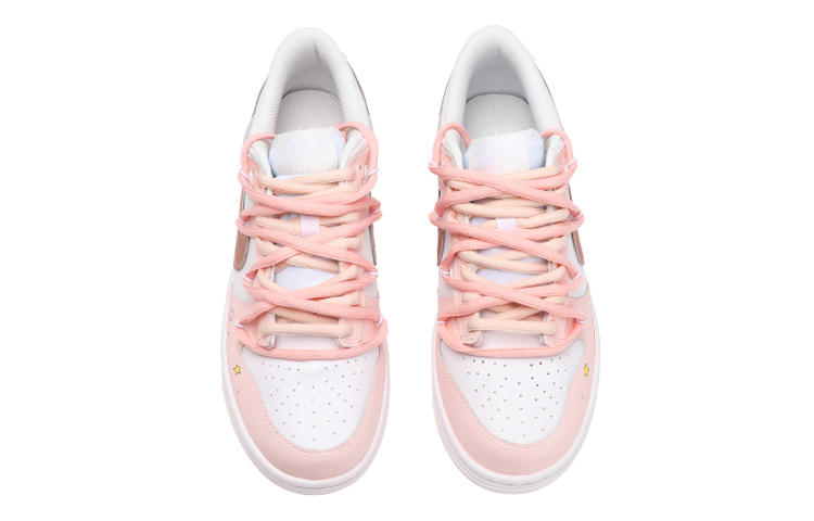 Shop [Kasut Tersuai] Nike Dunk Low 'Kapal Kertas Bintang' DH9765-100(TeamThree-女款纸飞机粉白)