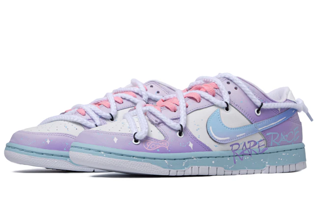 【定製球鞋】 Nike Dunk Low 達芬奇定製 希有人種NANA 珠光 清新 簡約 低幫 板鞋 GS 紫白粉 Lookbook 【定製球鞋】 Nike Dunk Low 達芬奇定製 希有人種NANA 珠光 清新 簡約 低幫 板鞋 GS 紫白粉